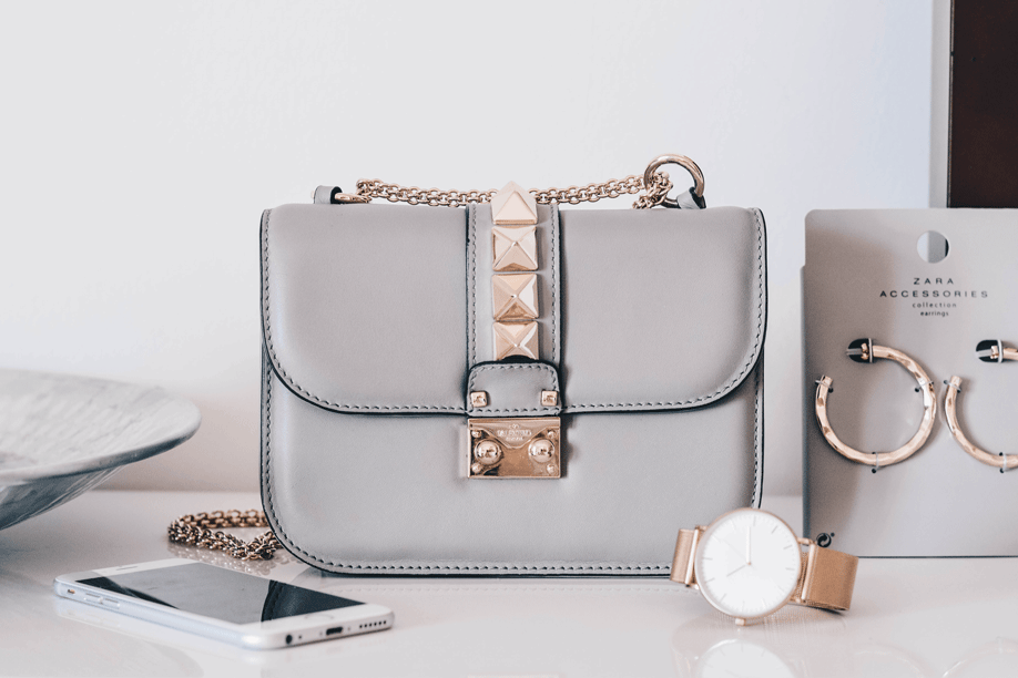Sac à main section Aquazzura étudiante brand content